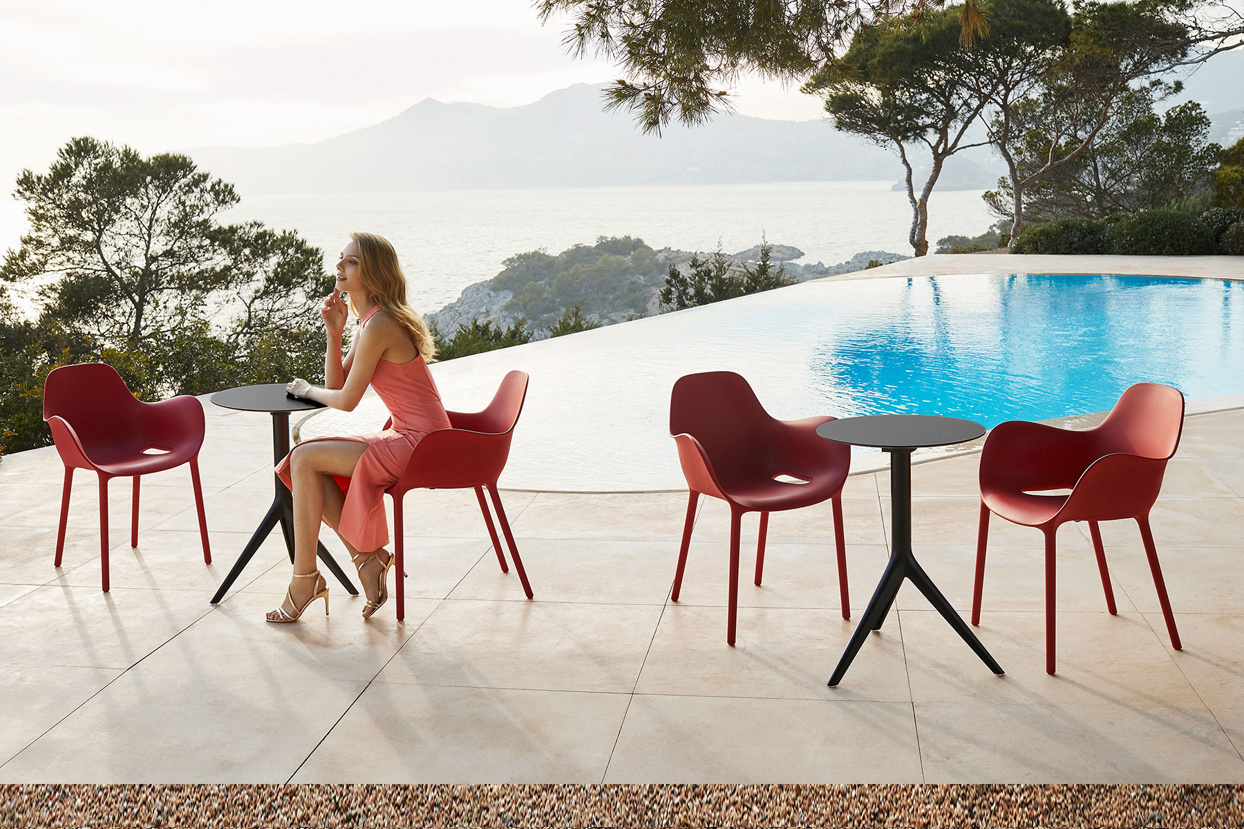 Foto: hospitality design furniture chairs tables javier mariscal vondom sabinas  1 