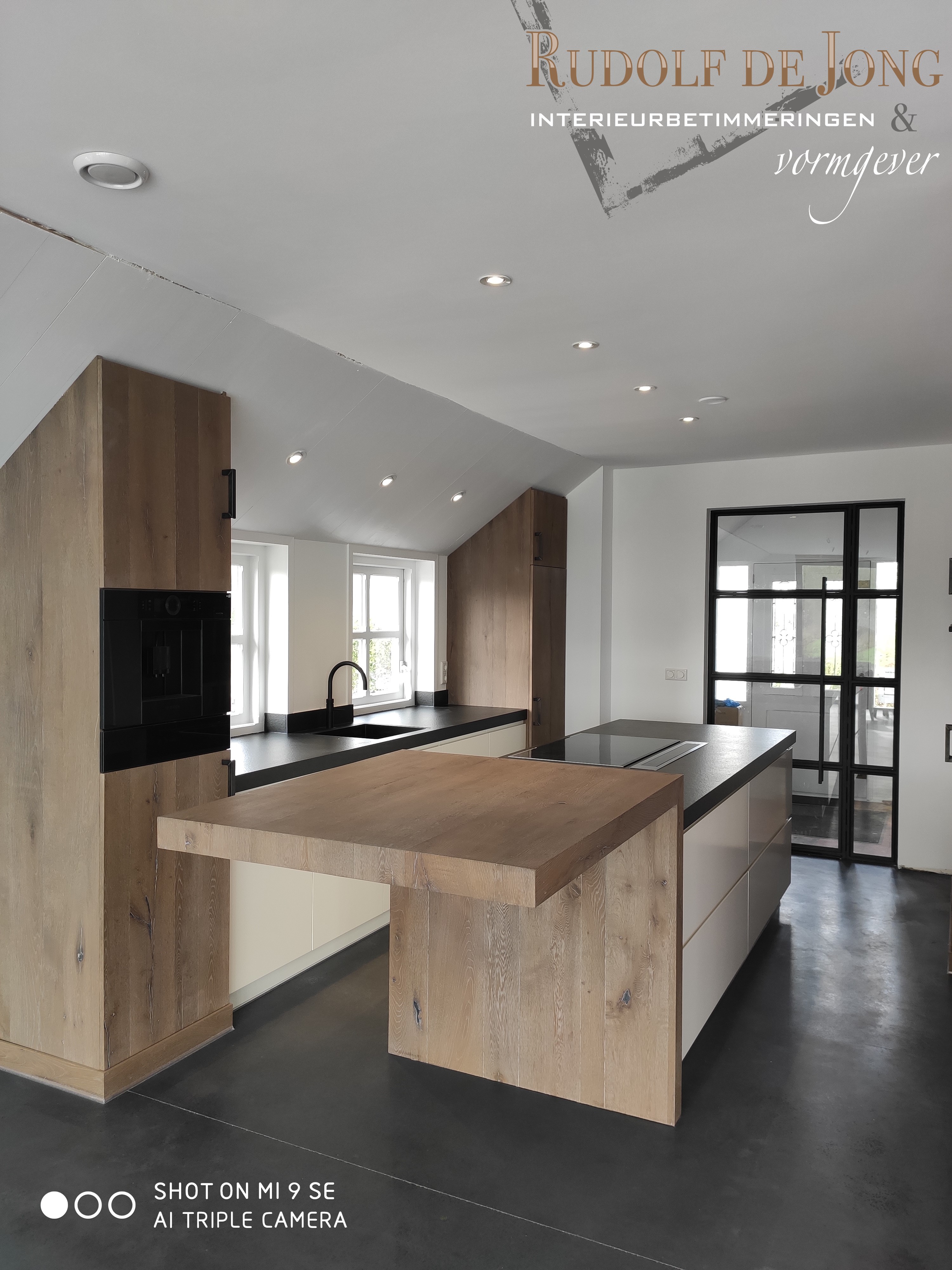 Foto : Rustiek, eiken keuken in combinatie met modern, greeploze design