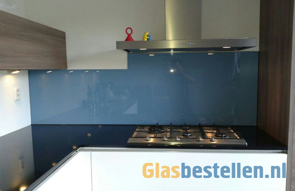 Foto: glazen achterwand keuken blauw