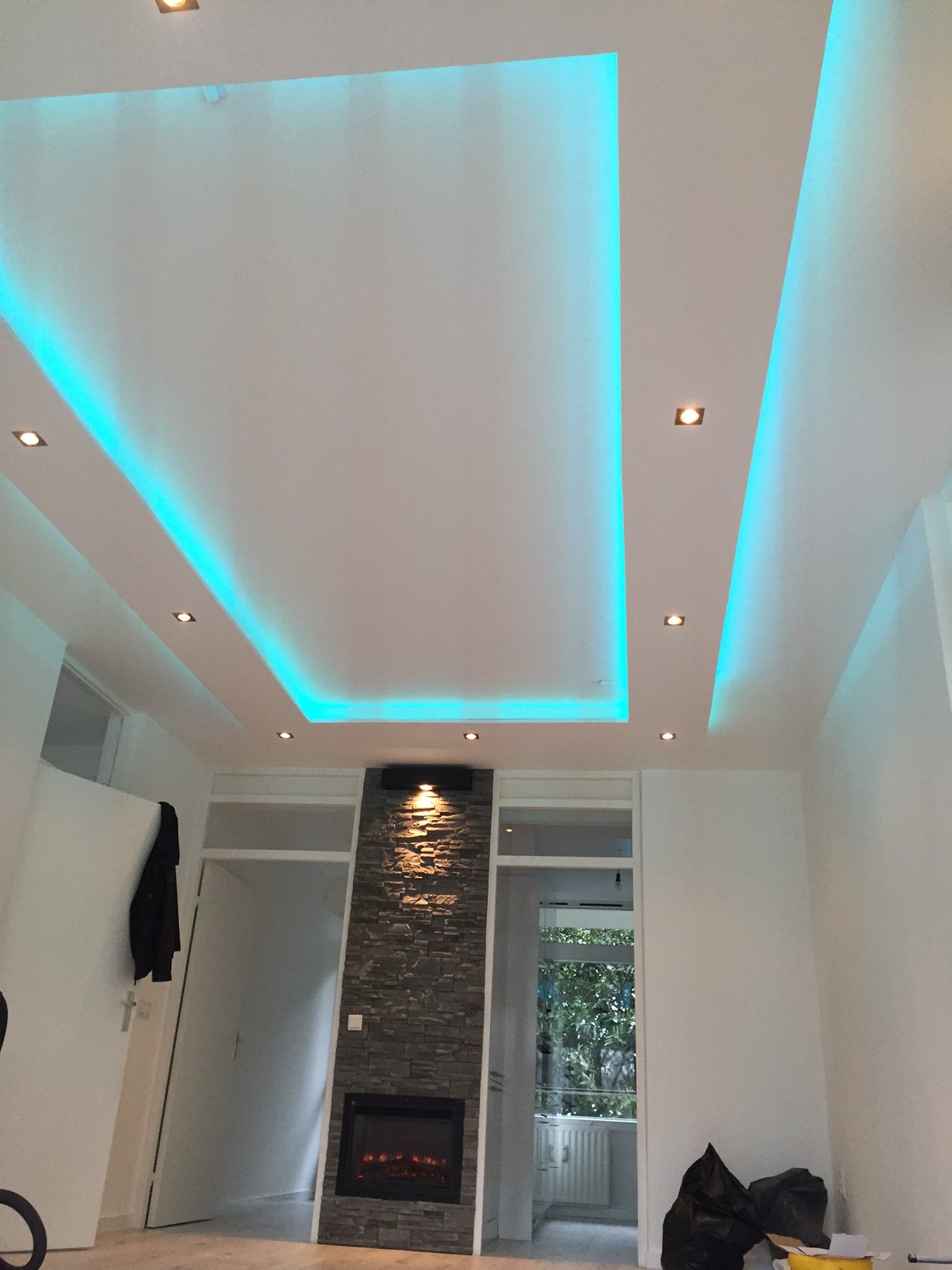 Foto: RGB Ledstrip plafondkoof woonkamer lichtblauw