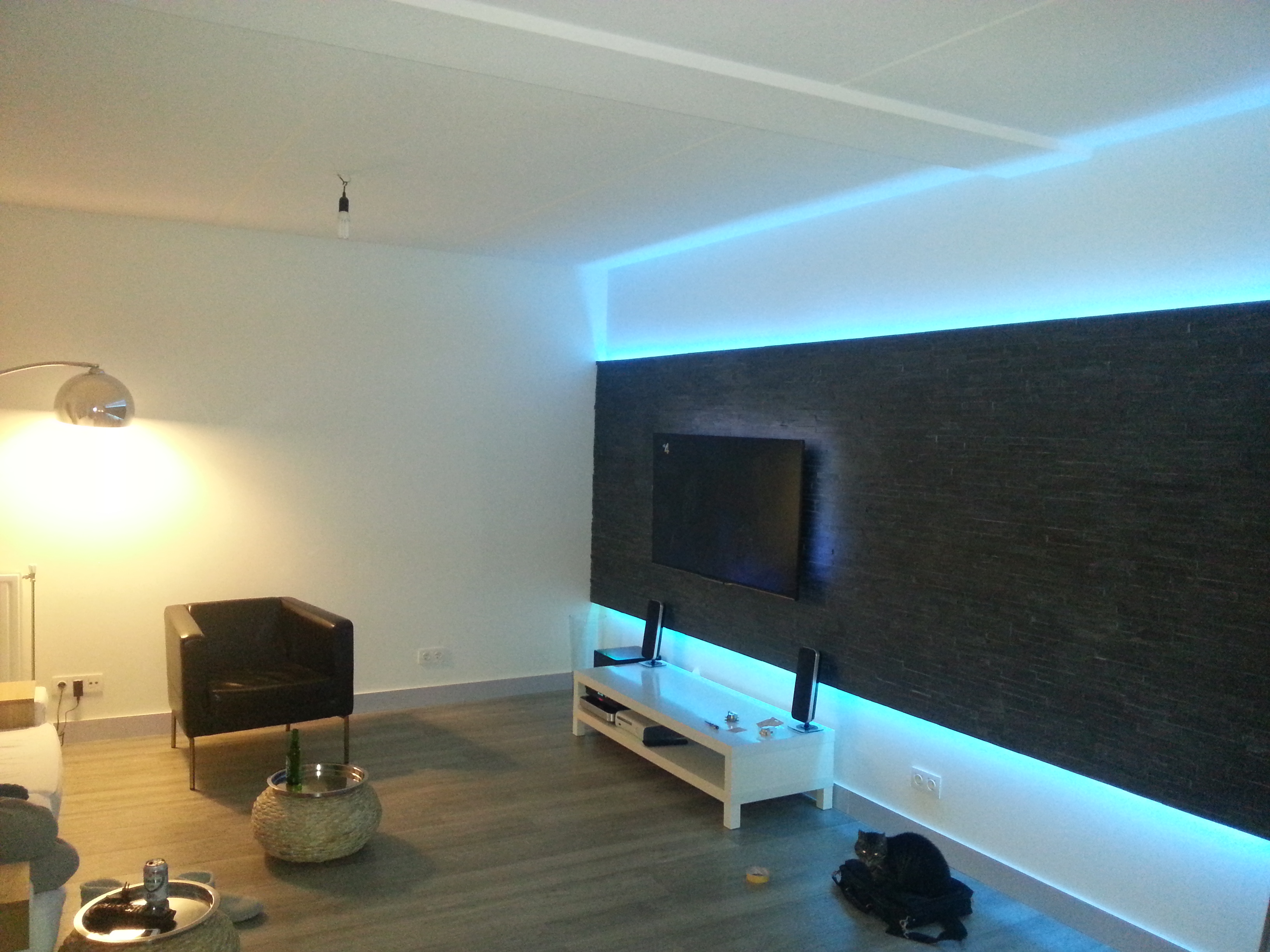 Foto: RGB koofverlichting tv muur
