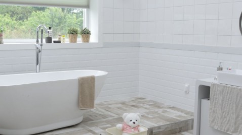 Foto : Raamdecoratie voor kunststof kozijnen in de badkamer kiezen: vier tips