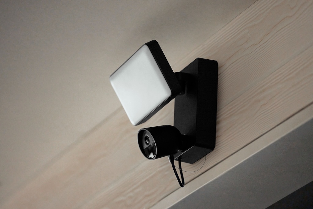 Foto: Philips_Hue_Secure_floodlight_camera_-_product