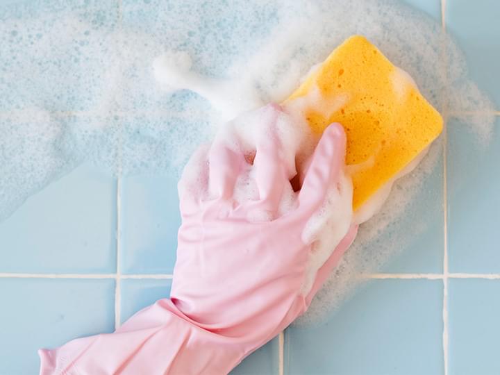 Foto: 000-schimmel-verwijderen-badkamer-schoonmaken-tips-voorkomen-bleek-teatreeolie-ammonia-azijn-baking-soda