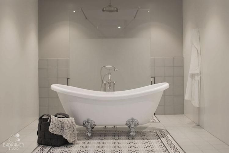 Foto: bad-vrijstaand-badkamer-nostalgisch-landelijk-badkamermeubel-bron-Badkame-Studio