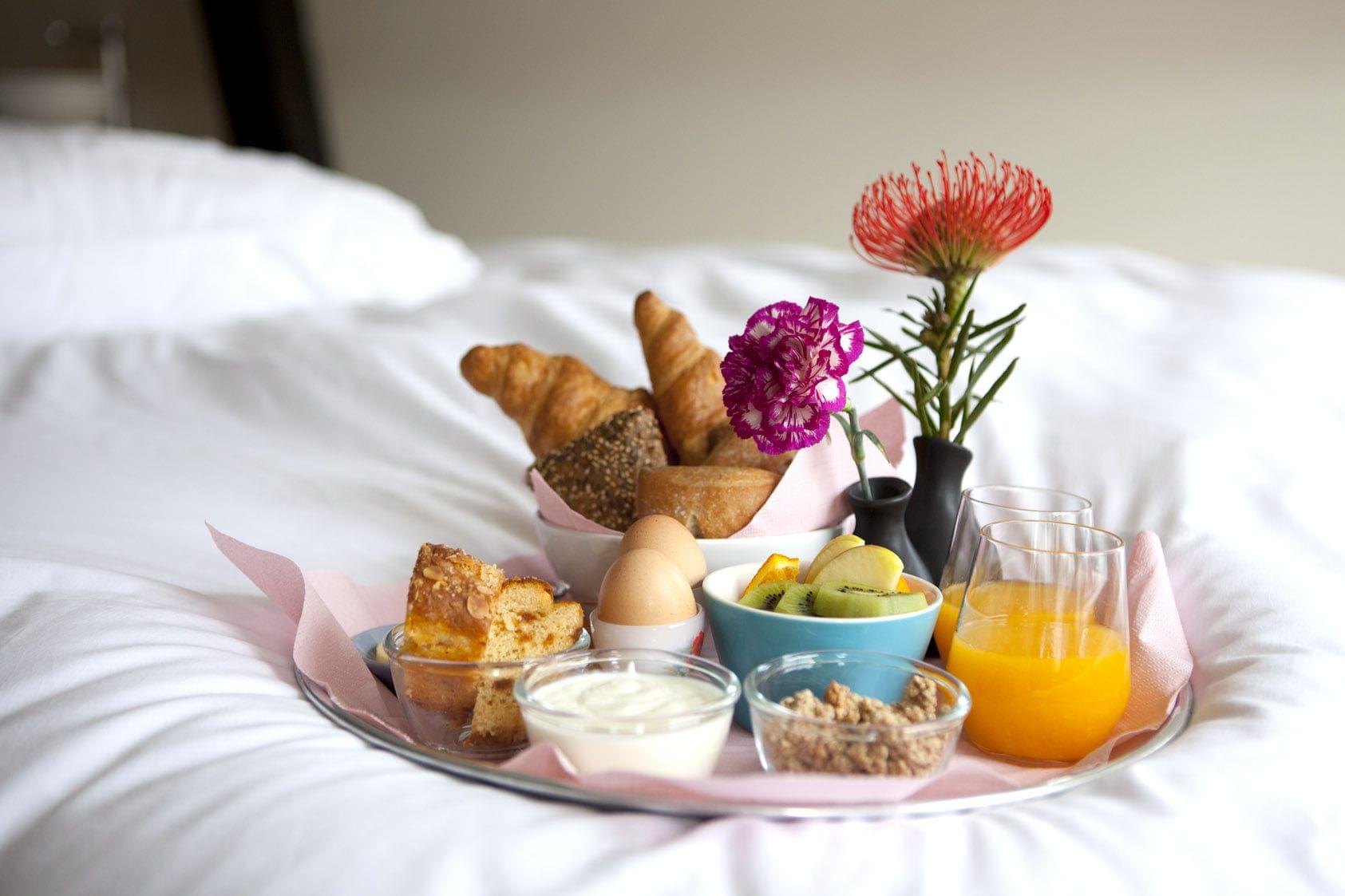 Foto: moederdag-ontbijt-op-bed-croissant-servies