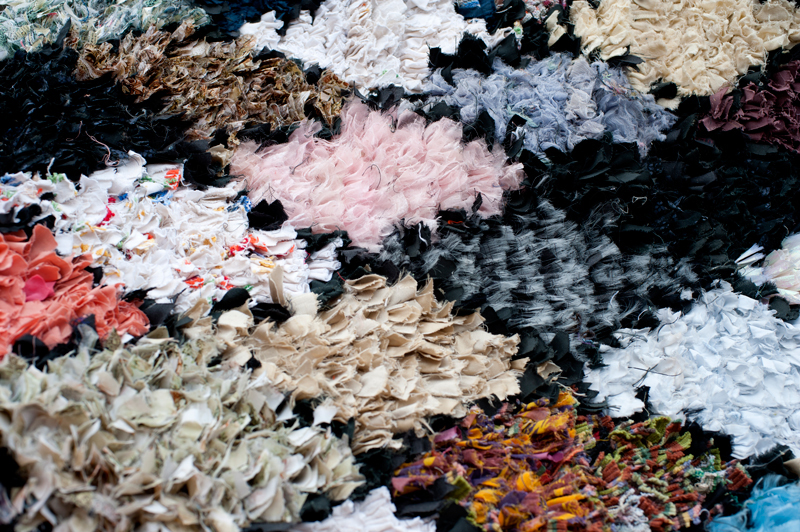 Prachtige Marokkaanse tapijten, gemaakt van kleding die door de koper wordt verzameld in Nederland. In plaats van vaststaande patronen en design, is de intuïtie van de maaksters in de Sahara leidend.