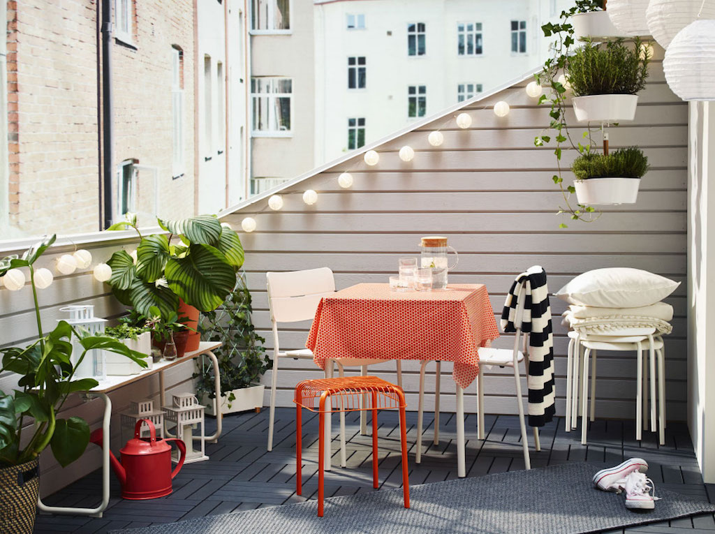 Foto: 000-sfeerbeeld-verlichting-balkon-tuinset-bron-ikea