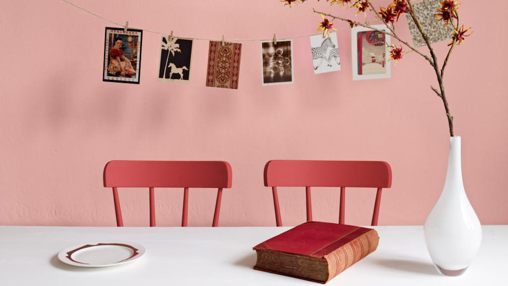 Foto: verf-muur-rood-roze-stoelen-bron-flexa
