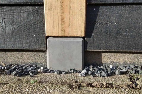 Foto : Prefab betonpoeren gebruiken bij een terrasoverkapping of veranda