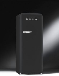 Een koelkast in urban stijl. De fascinerende Jaren ‘50 collectie van Smeg is uitgebreid met een nieuwe koelkast in matzwarte uitvoering: de FAB28RBV Black Velvet.