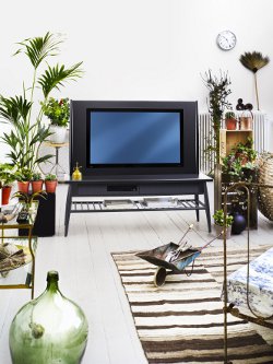 IKEA lanceert UPPLEVA: een nieuwe meubellijn waarin een tv- en audiosysteem worden geïntegreerd in een mooi vormgegeven meubel.