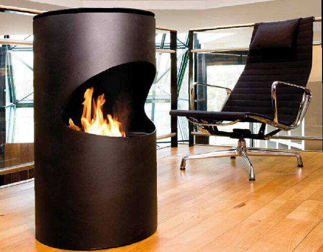 Het design van productontwerper Hans Daalder staat voor strak en eenvoud. Exclusief voor Ruby Fires heeft hij indoor & outdoor vuur Cilo ontworpen van hoogwaardig zwart gecoat metaal.