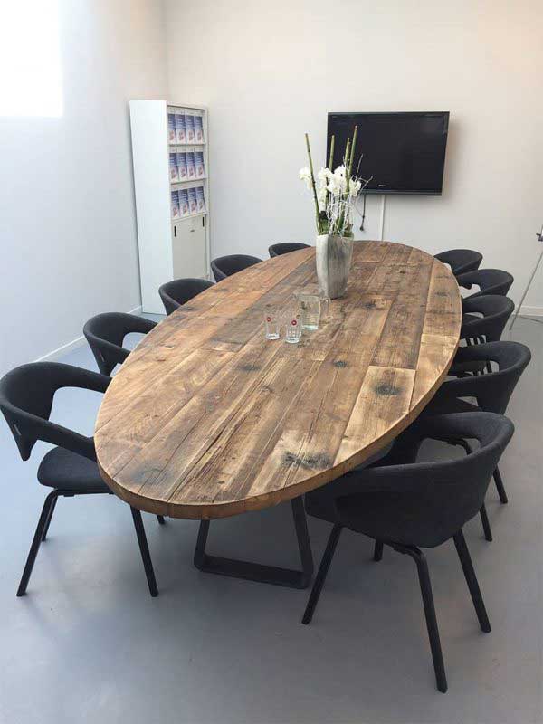 Foto: ovale industriele vergadertafel eettafel met stoelen 600x800