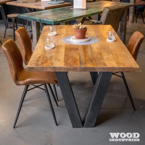 Foto : Wrakhouten tafel van Woodindustries