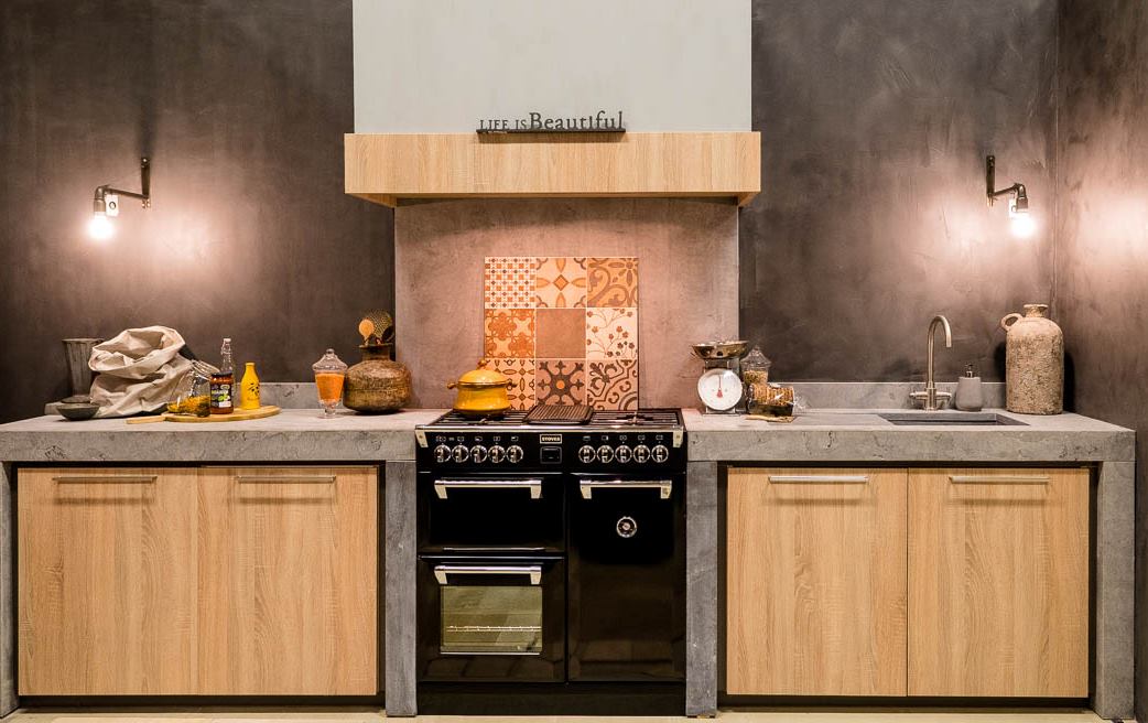 Foto: 8107 keuken met hardsteen blad beton look en fronten hout look fornuis stoves