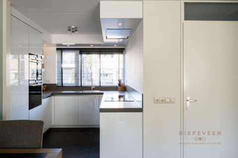Foto : Witte frisse u-vorm keuken, Rijswijk