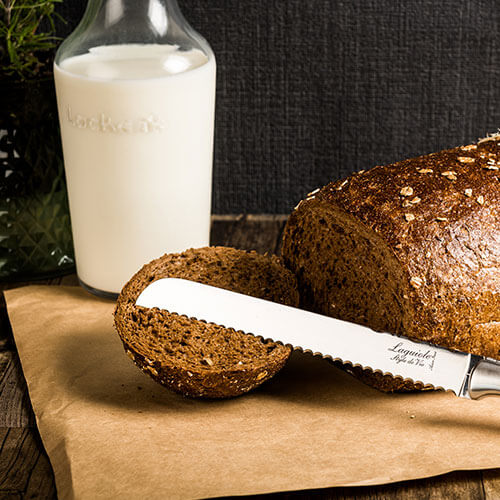 Foto: brood snijden artisanbrood