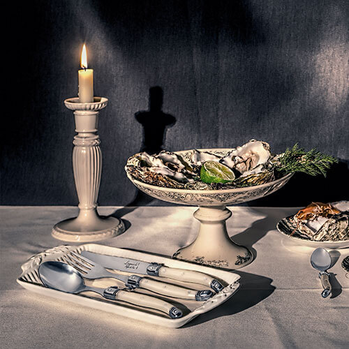 Foto: gezellig diner couvert parelmoer laguiole style de vie