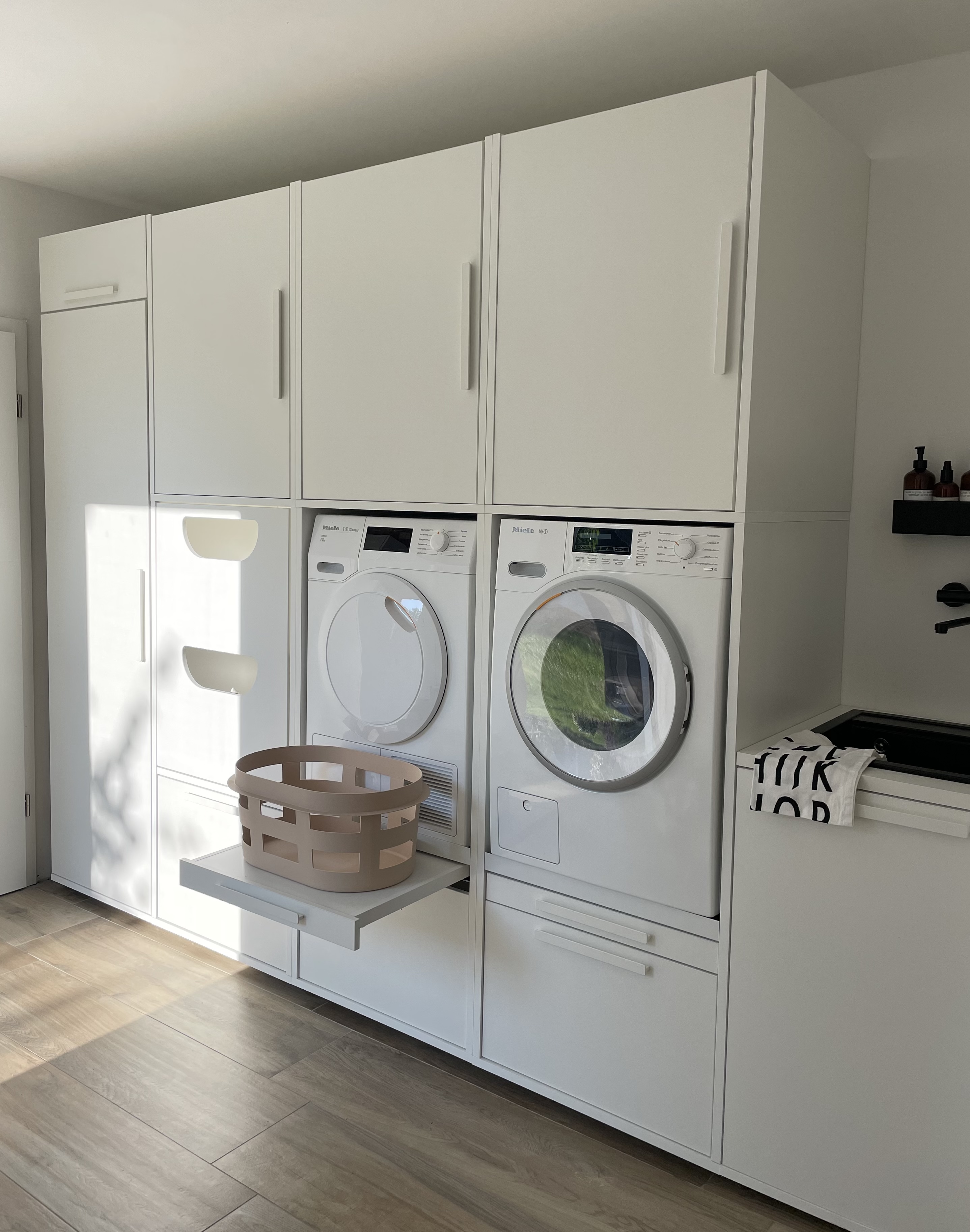 Foto : Slimme en stijlvolle wasmachine opbergkasten