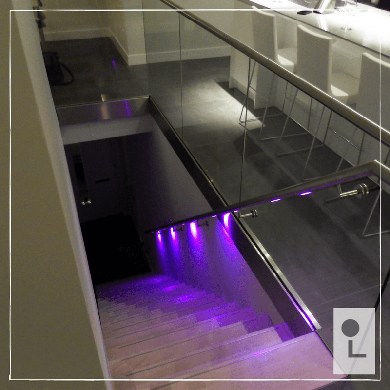 Foto: MultiColour rechte trap balustrade glas verlichting