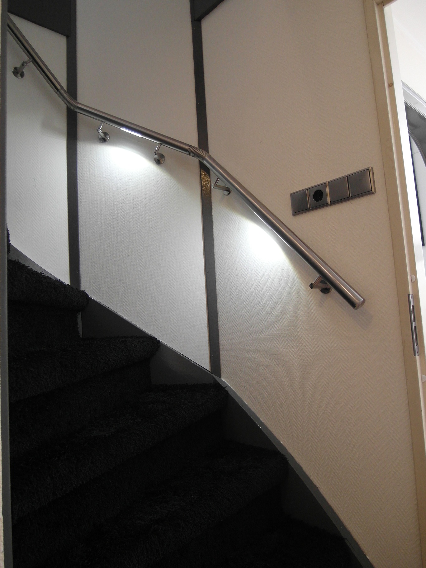 Foto: Voorbeeld RVS trapleuning met LED systeem MonoColour Puur Wit