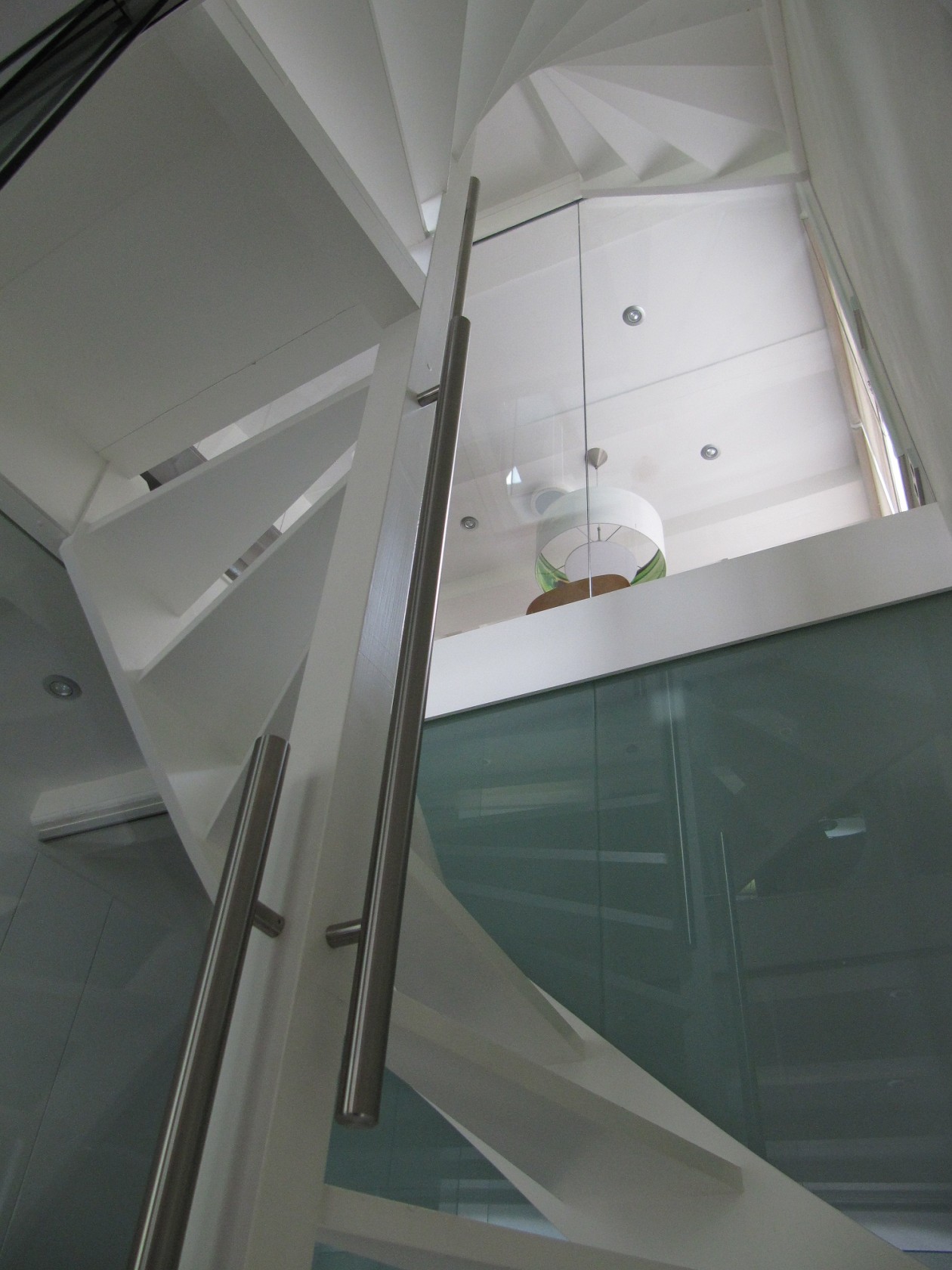 Foto: w3 RVS design leuningen verticaal gemonteerd tegen trappaal (3)