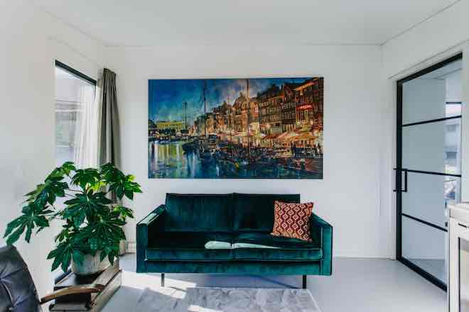Foto: De woonkamer met fraai uitzicht en een duurzame Marmoleumvloer van Forbo Flooring