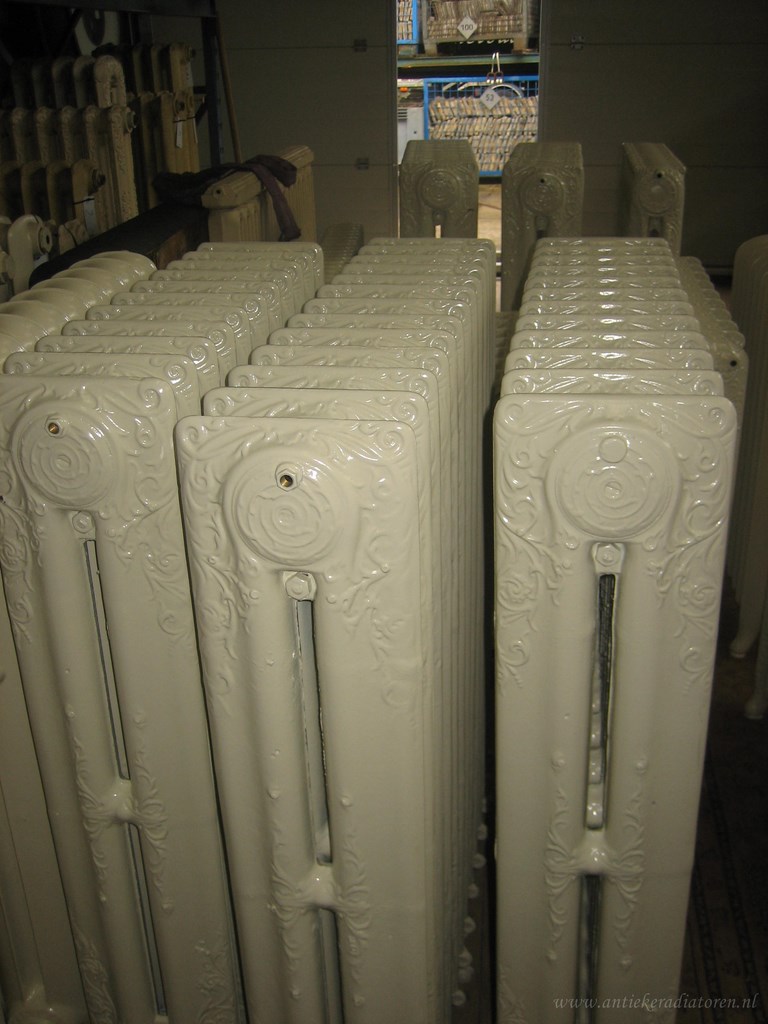 Foto: antieke gietijzeren radiator 117