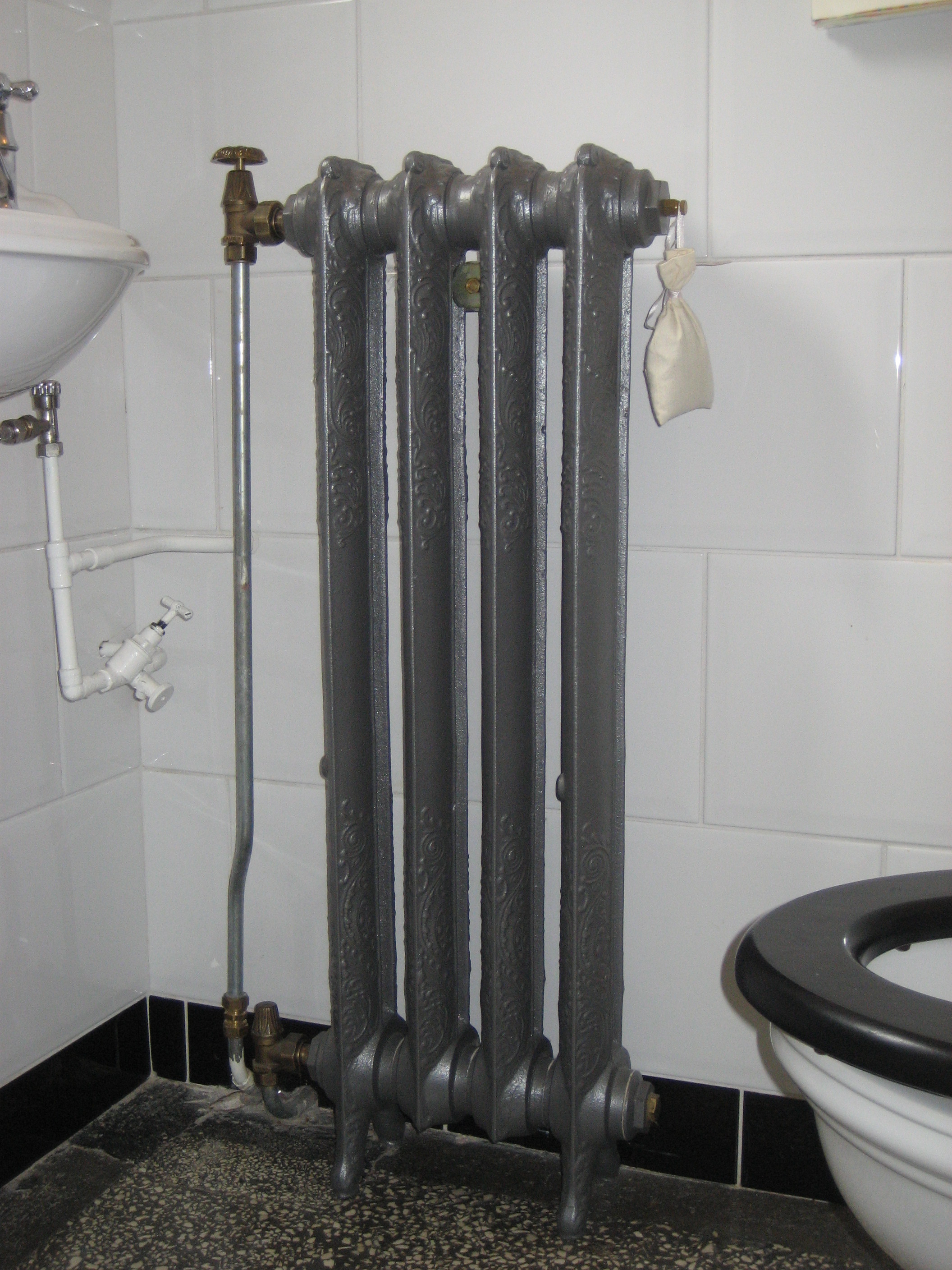 Foto: geplaatste gietijzeren radiator 2
