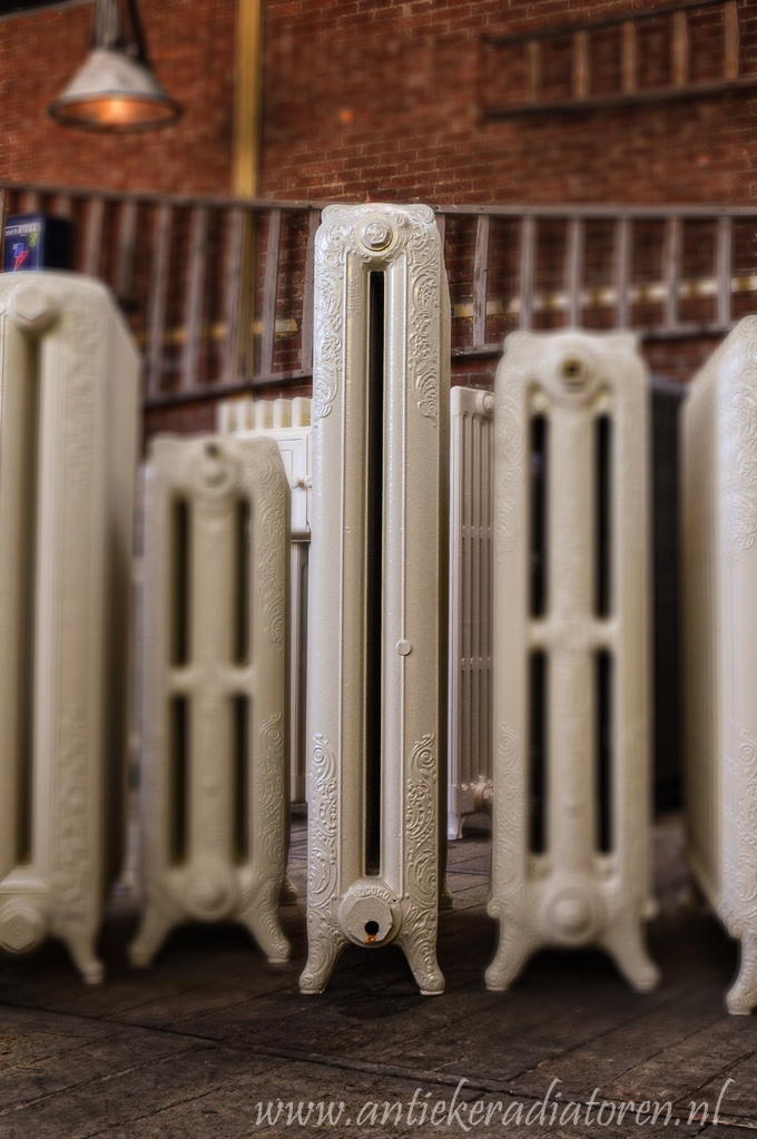 Foto: oude bewerkte radiator 274