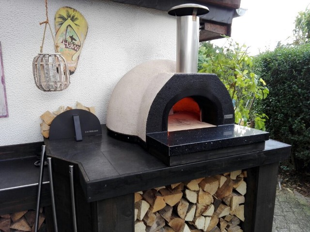 Foto: Amalfi AD70 pizza oven in buitenkeuken web 2