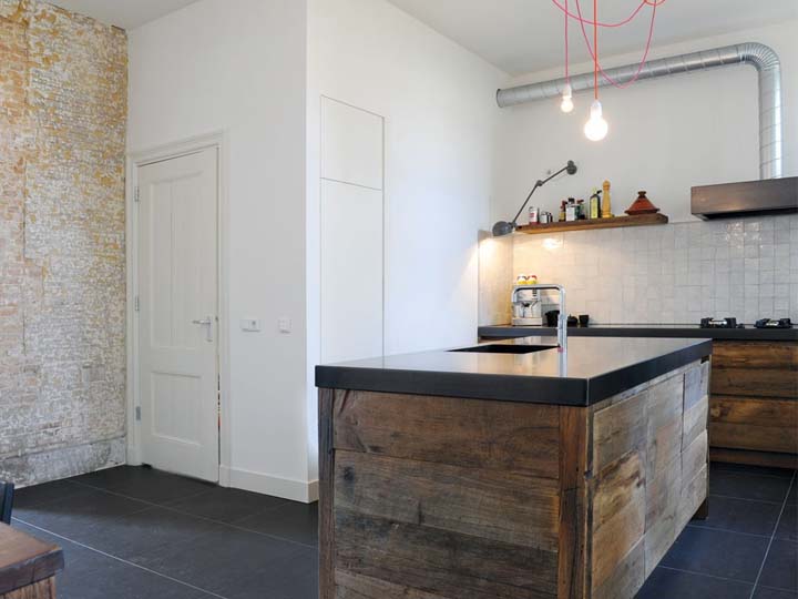 Foto: 000 RestyleXL industriele industrieel keuken zwart staal beton oud hout aanrechtblad industrial kitchen wood