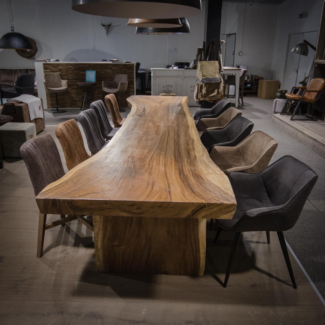 Foto : Industriële tafels bij HoekbankXXL
