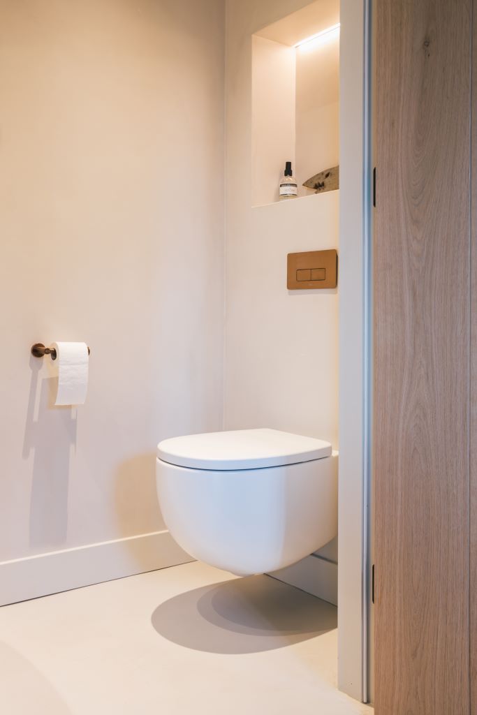 Foto: JEE O I toilet wit met bronze drukplaat