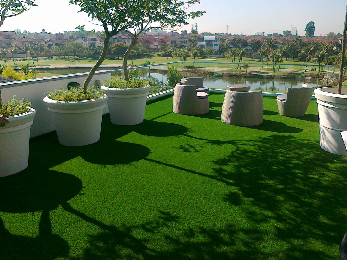 Foto: artificial grass green roof terrace2