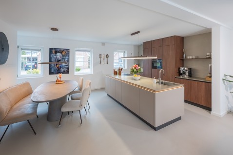 Foto : Binnenkijken in een moderne woonkeuken in aardse tinten