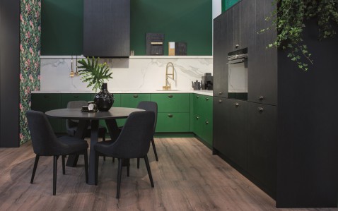 Foto : Uniek interieur met een groene keuken