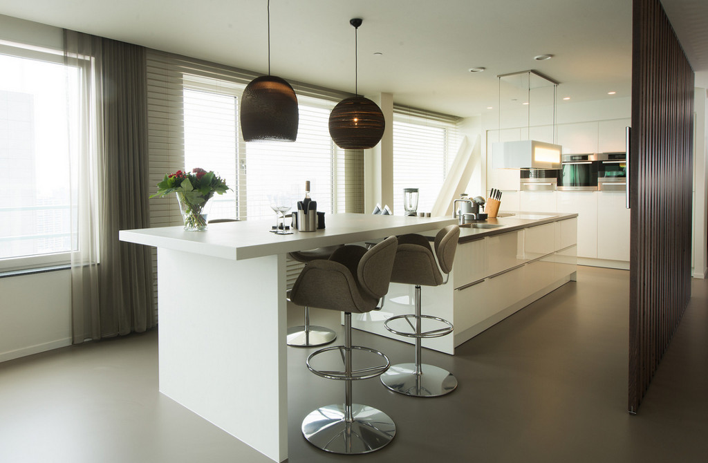Foto: Moderne Tieleman keuken bar kookeiland ingebouwde kastenwand 11