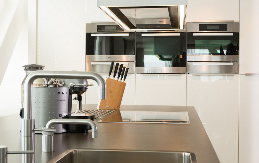 Foto: Moderne Tieleman keuken bar kookeiland ingebouwde kastenwand 6