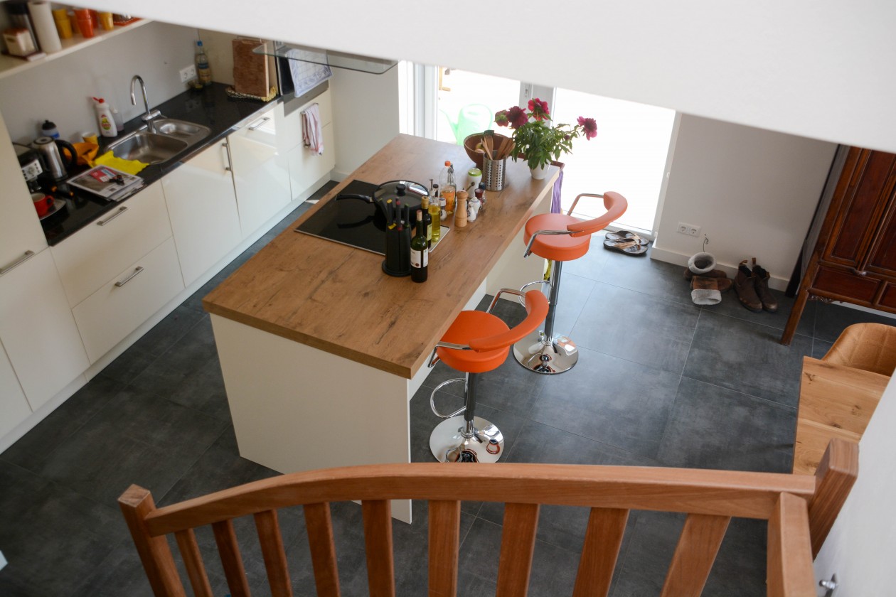 Foto: w3 Zicht op keuken vanaf trap
