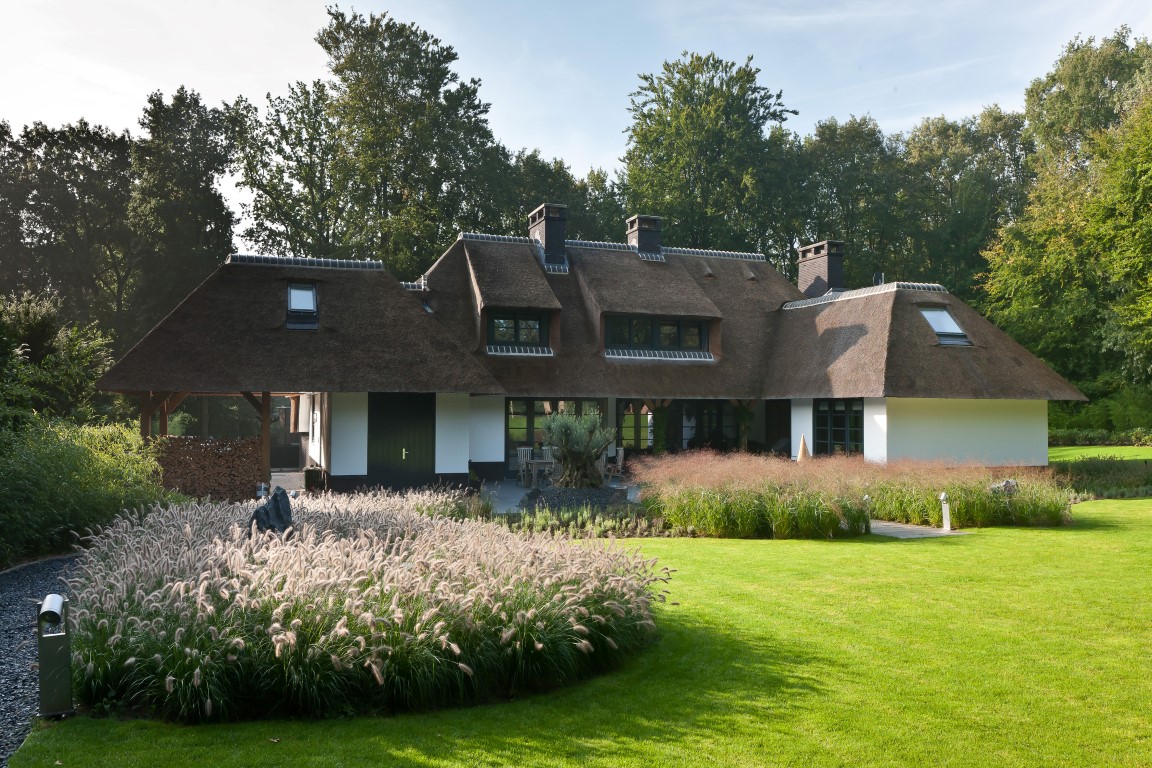 Foto: Landhuis bouwen   Rietgedekt landhuis met drie schoorstenen   Lichtenberg Exclusieve Villabouw