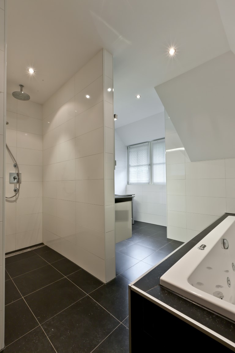 Foto: Landhuis bouwen   luxe ligbad  douche ruimte   Lichtenberg Exclusieve Villabouw