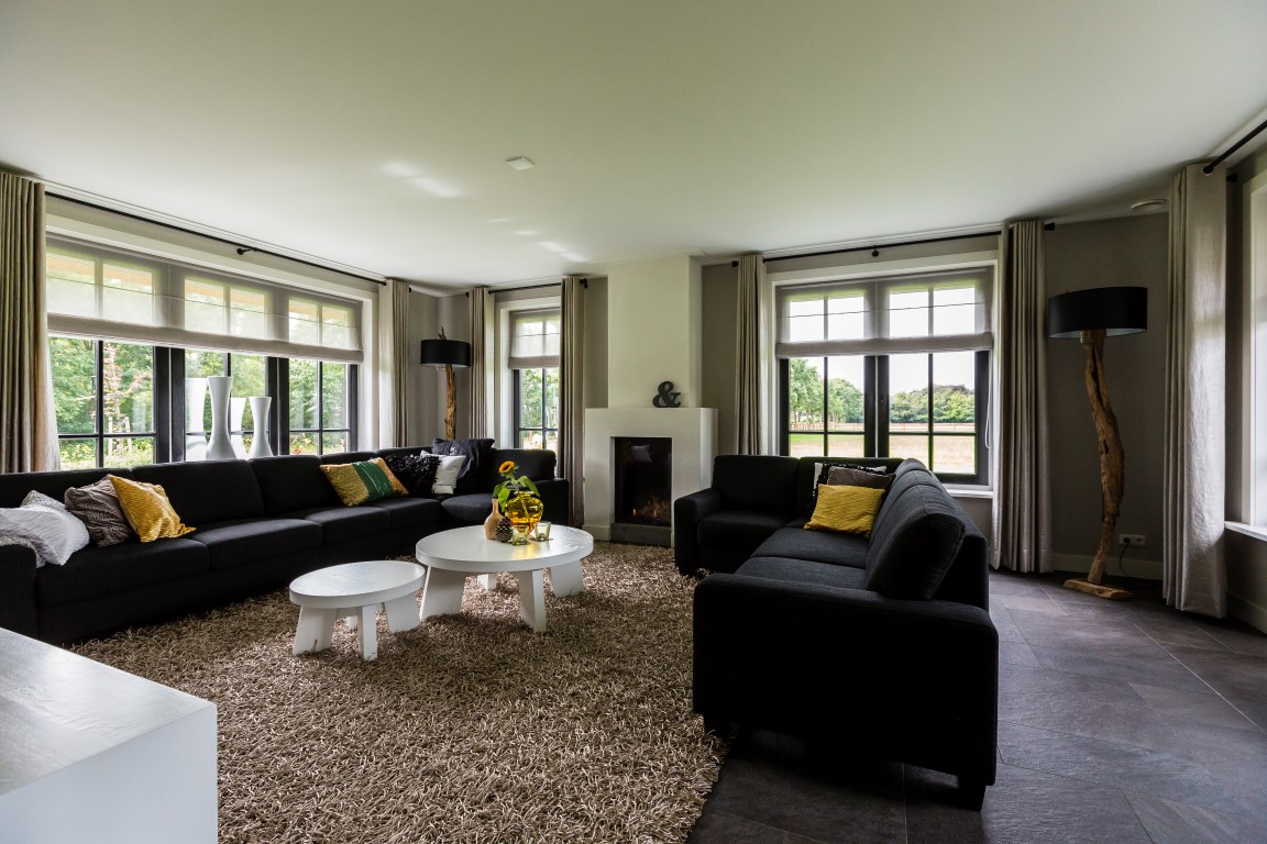 Foto: Rietgedekte villa bouwen   Landhuis woonkamer met strakke open haard   Lichtenberg Exclusieve Villabouw