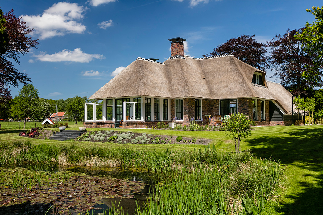 Foto: Landhuis bouwen   landhuis rietgedekt Vogelenzang totaal overzicht   Lichtenberg Exclusieve Villabouw