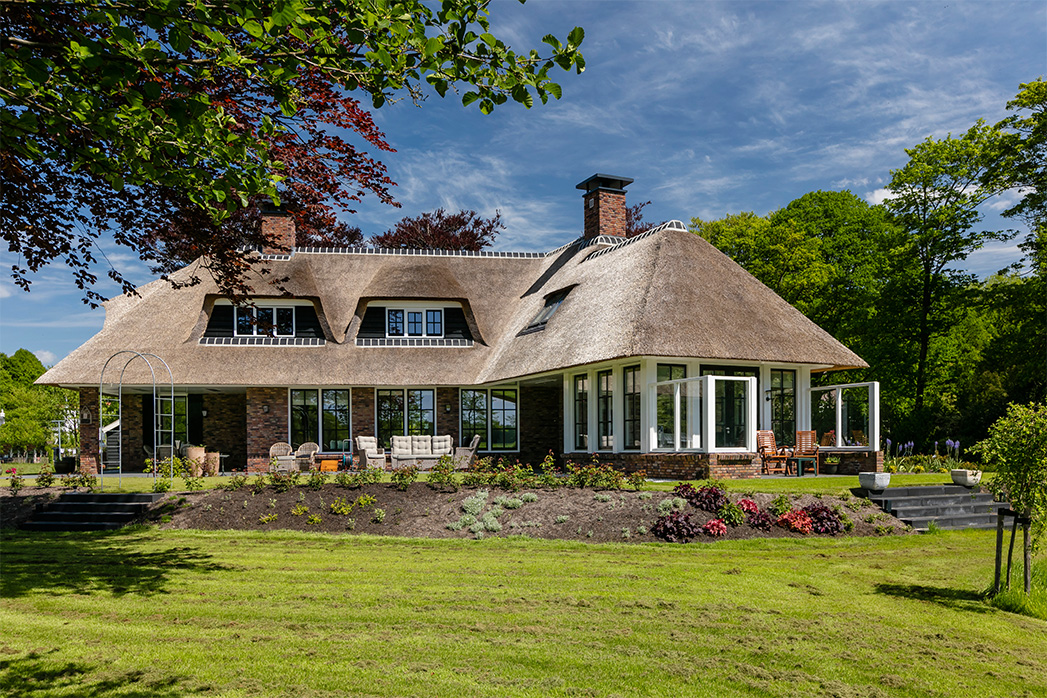 Foto: Landhuis bouwen   tuinzijde landhuis met rietgedekt te Vogelenzang   Lichtenberg Exclusieve Villabouw