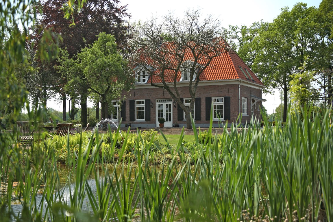 Foto: Notariswoning bouwen   Stralende vijver met fontein   Lichtenberg Exclusieve Villabouw