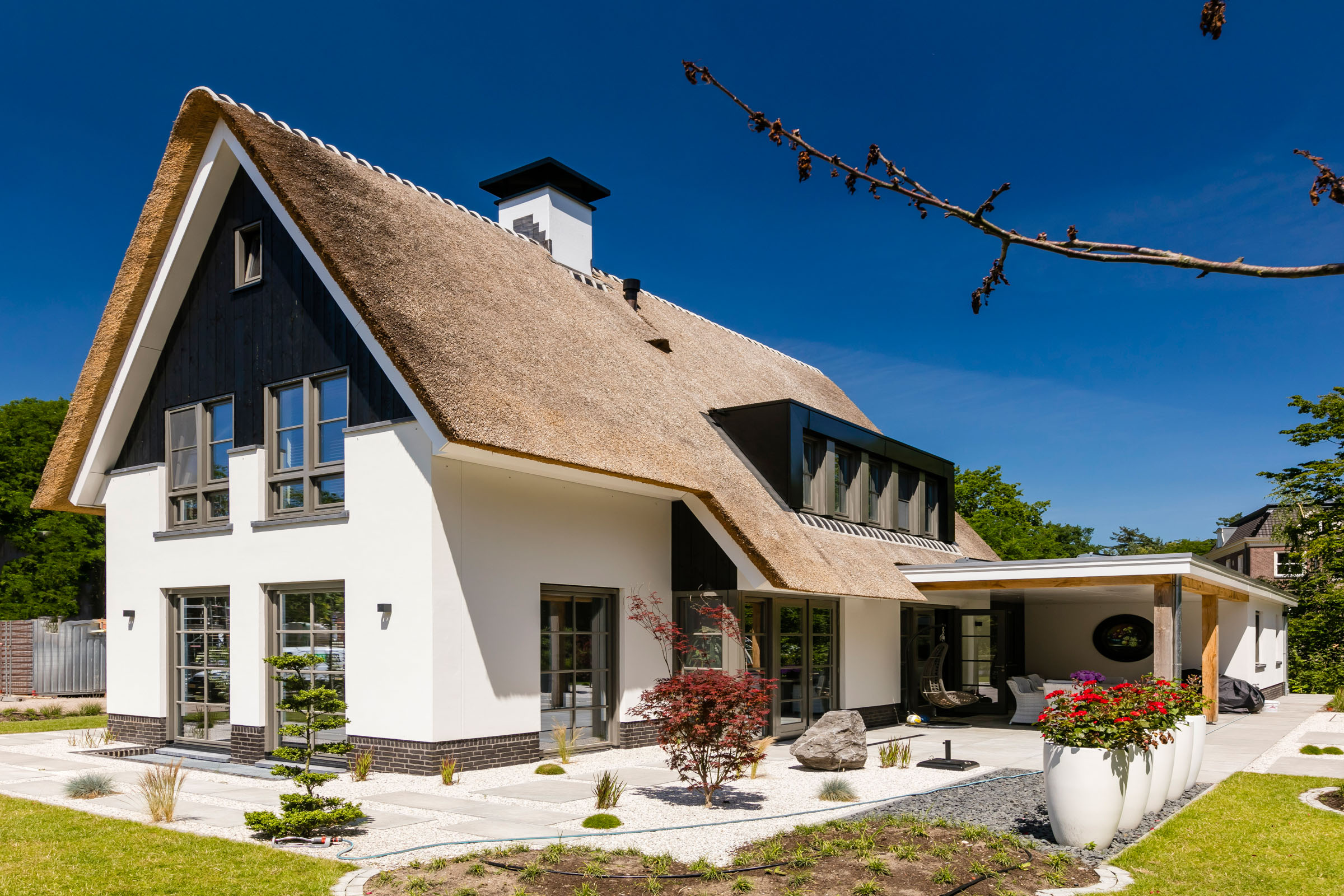 Foto: Pannendak versus Rieten dak  een rietgedekte villa bouwen