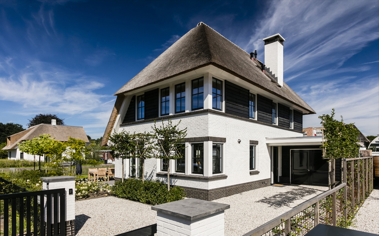 Foto: Villa bouwen   Rietgedekte villa bouwen in klassieke kleurcombinatie   Lichtenberg Exclusieve Villabouw