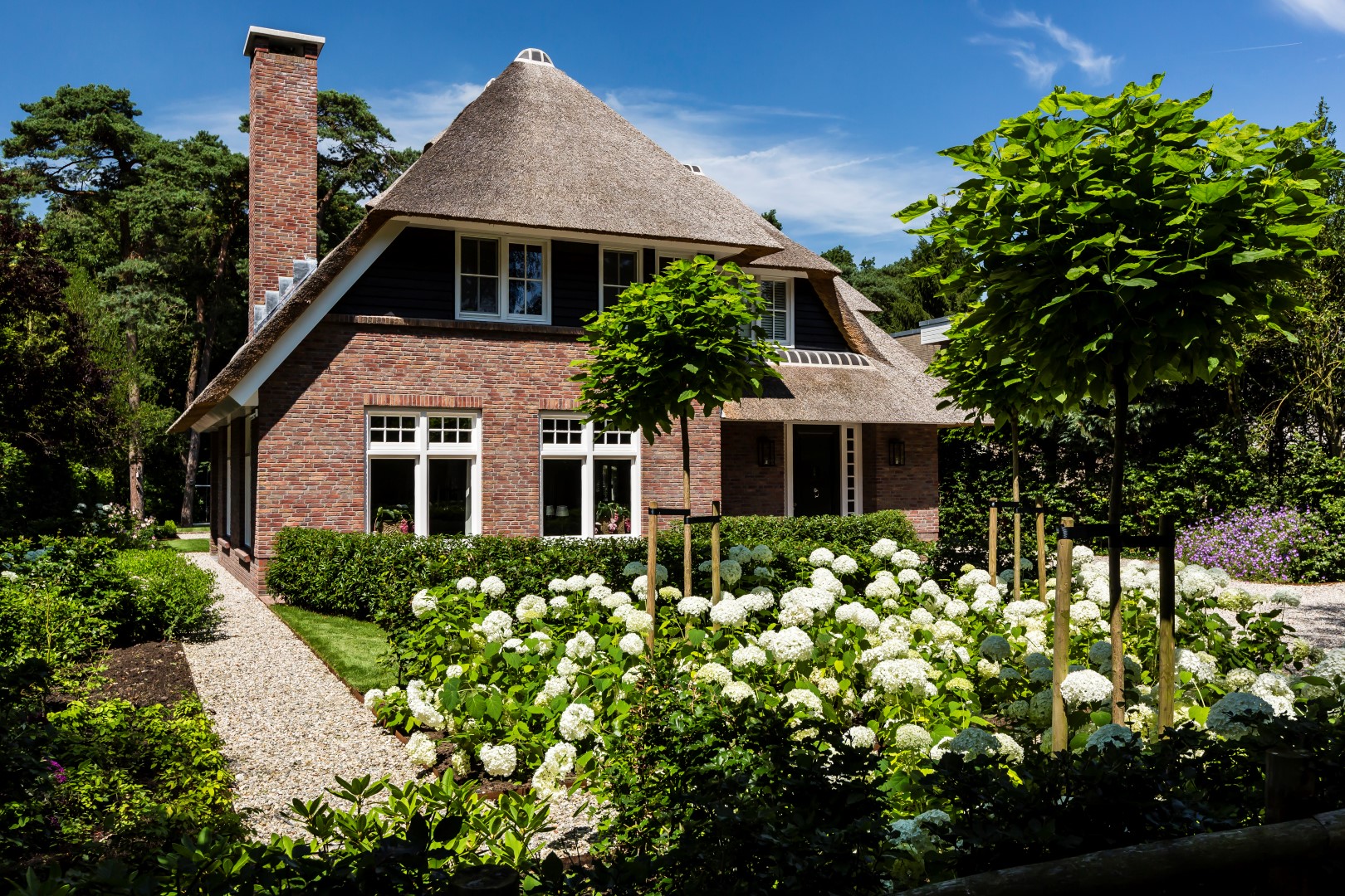 Foto: Villa bouwen   Mooie aangelegde tuin bij de villa   Lichtenberg Exclusieve Villabouw